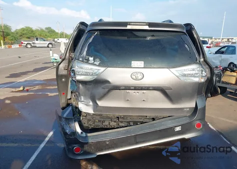 2014 Toyota Sienna Se 8 Passenger z USA, uszkodzony, nr VIN 5TDXK3DC9ES464181